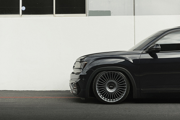 Фото дисков Rotiform GRZ Сатиновый графит на Volkswagen Atlas