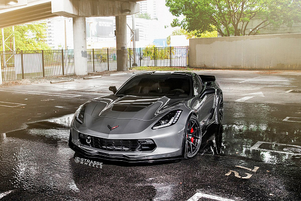 Фото дисков Strasse Wheels SM5R Deep Concave Monoblock Черный глянец на Chevrolet Corvette C7