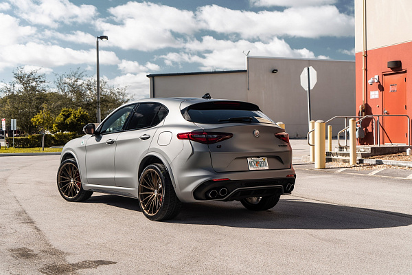 Фото дисков HRE P103 Сатиновая бронза на Alfa Romeo Stelvio 