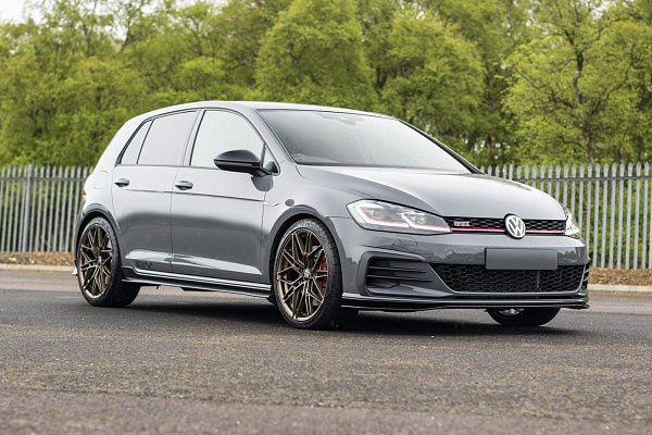 Фото дисков Bola FLV Сатиновая бронза на Volkswagen Golf VII