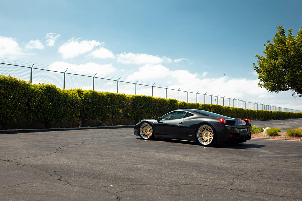 Фото дисков HRE 501 Глянцевое золото на Ferrari 458