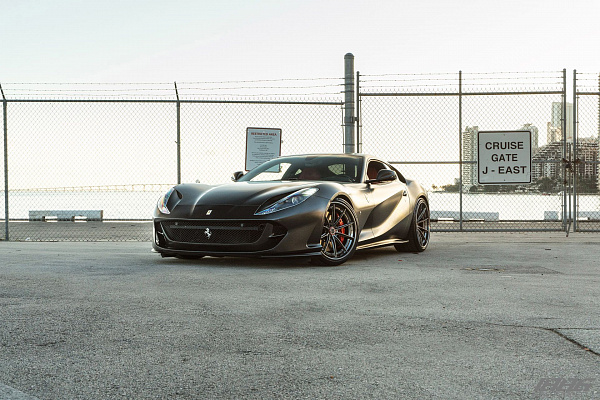 Фото дисков 1886 Wheels G010 Глянцевый темный лак на Ferrari 812