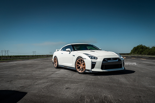 Фото дисков Strasse Wheels SM5R Deep Concave Monoblock Сатиновая бронза на Nissan GT-R