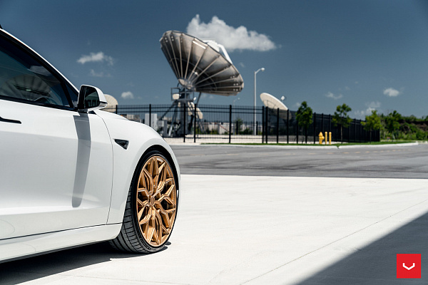 Фото дисков Vossen HF-2 Сатиновое золото на Tesla Model 3