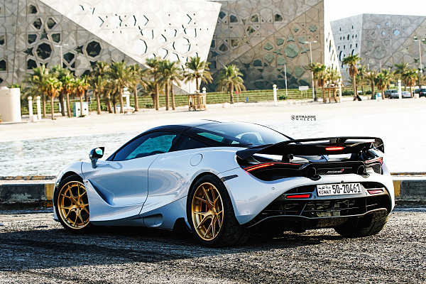 Фото дисков Strasse Wheels SM5R Deep Concave FS Сатиновое золото на McLaren 720S