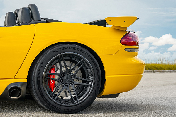 Фото дисков Strasse Wheels SV2-6 Deep Concave FS Черный матовый на Dodge Viper
