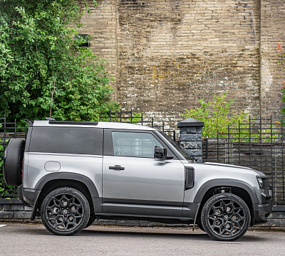 Фото дисков Kahn Type 57 RS на Land Rover Defender II