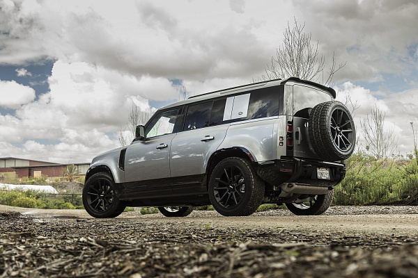 Фото дисков Rotiform BTL Черный сатин на Land Rover Defender II