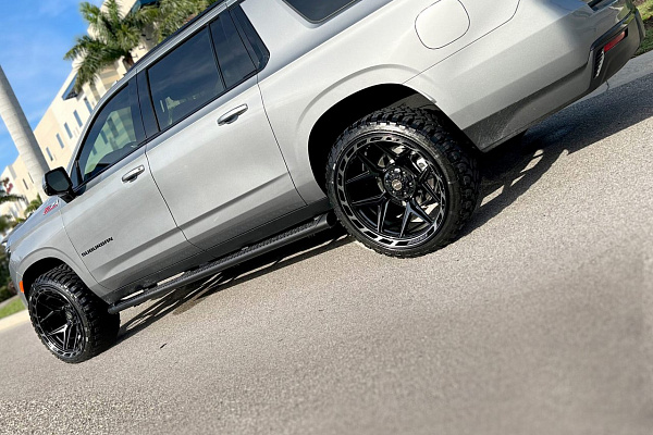 Фото дисков 4PLAY 4P55 Черный глянец на Chevrolet Suburban XII