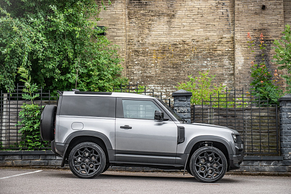 Фото дисков Kahn Type 57 RS Черный матовый на Land Rover Defender II