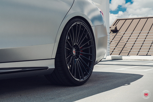 Фото дисков Vossen S17-04 Черный глянец на Mercedes-Benz S-Class (W222, C217)