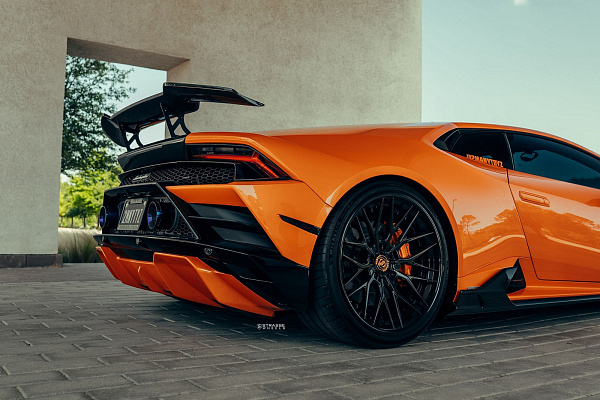 Фото дисков Strasse Wheels SV10M Deep Concave FS Черный глянец на Lamborghini Huracan