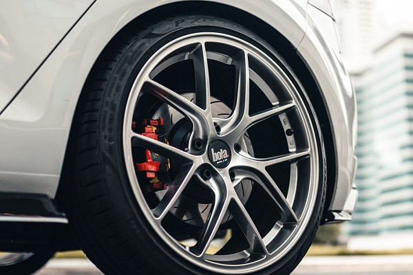 Фото дисков Bola FLE Сатиновый лак на Volkswagen Golf VII