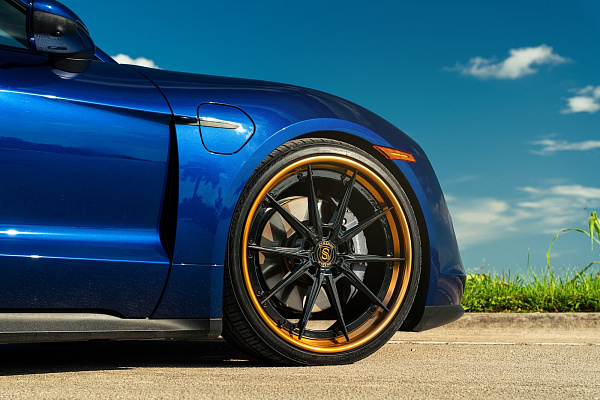 Фото дисков Strasse Wheels SV10 Deep Concave FS Черный глянец на Porsche Taycan I