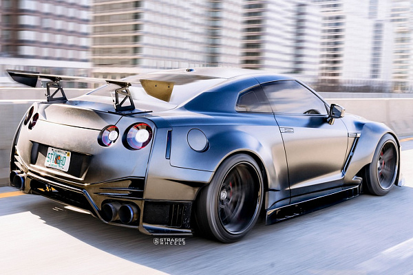 Фото дисков Strasse Wheels SV2 Deep Concave FS Черный сатин на Nissan GT-R