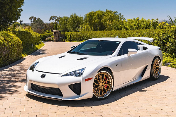 Фото дисков Anrky AN30 Сатиновое золото на Lexus LFA