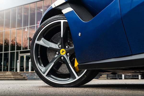Фото дисков Kahn Type 62 Черный глянец на Ferrari GTC4Lusso