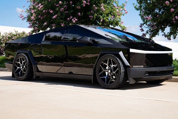 Фото дисков 4PLAY 4P06  на Tesla Cybertruck