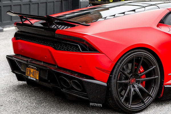 Фото дисков Strasse Wheels SV1 Deep Concave Monoblock Черный глянец на Lamborghini Huracan