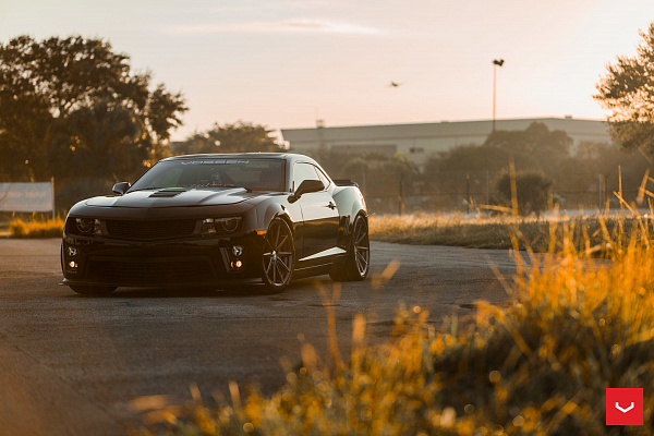 Фото дисков Vossen VFS-10 Глянцевый графит на Chevrolet Camaro V