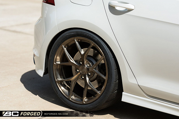Фото дисков BC Forged RZ21 Глянцевая бронза на Volkswagen Golf VII