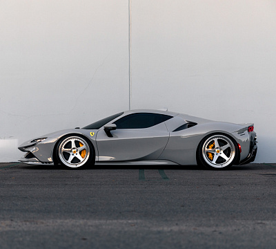 Фото дисков HRE 305 на Ferrari SF90