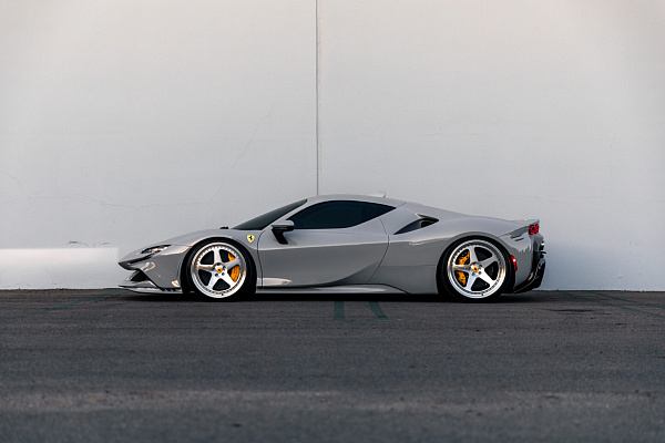 Фото дисков HRE 305 Глянцевый лак на Ferrari SF90