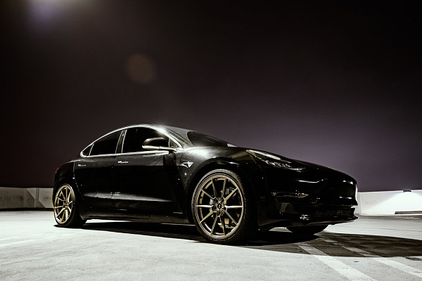 Фото дисков Savini SV-F4 Глянцевая бронза на Tesla Model 3