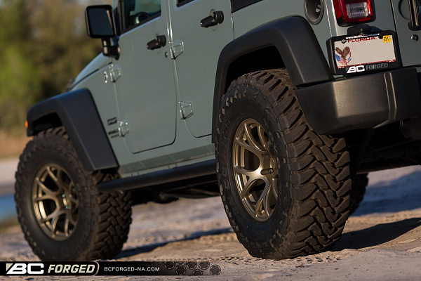 Фото дисков BC Forged RZ05 Сатиновая бронза на Jeep Wrangler III (JK)