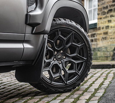 Фото дисков Kahn Type 57 RS на Land Rover Defender II
