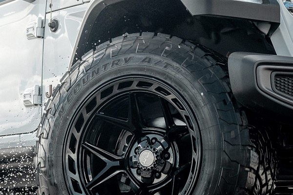 Фото дисков 4PLAY 4P55 Черный глянец на Jeep Gladiator II (JT)
