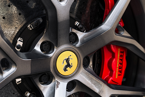 Фото дисков Brixton Forged PF5 Глянцевый темный лак на Ferrari 812