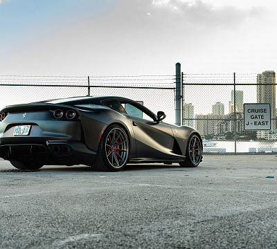 Фото дисков 1886 Wheels G010 на Ferrari 812