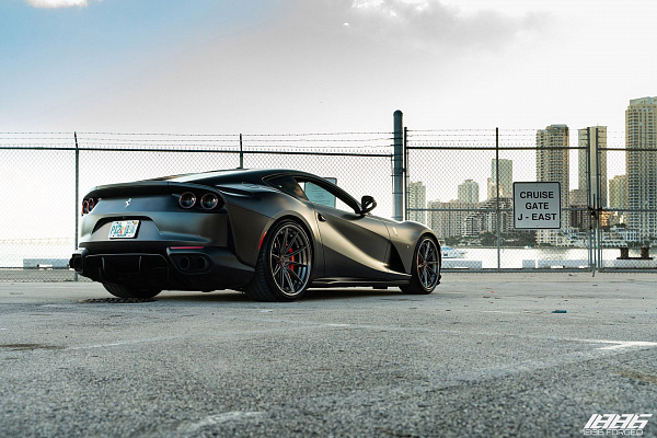 Фото дисков 1886 Wheels G010 Глянцевый темный лак на Ferrari 812