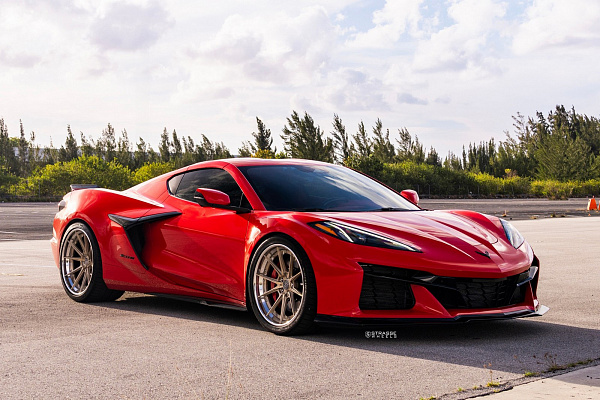 Фото дисков Strasse Wheels SV10 Deep Concave FS Сатиновая шампань на Chevrolet Corvette C8