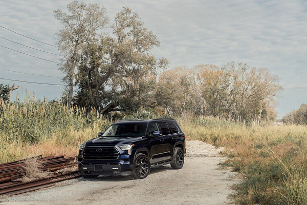 Фото дисков 4PLAY 4P06 Черный глянец на Toyota Sequoia III