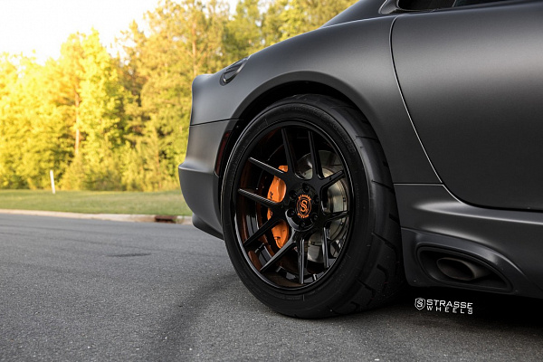 Фото дисков Strasse Wheels SM5 Deep Concave Черный глянец на Dodge Viper