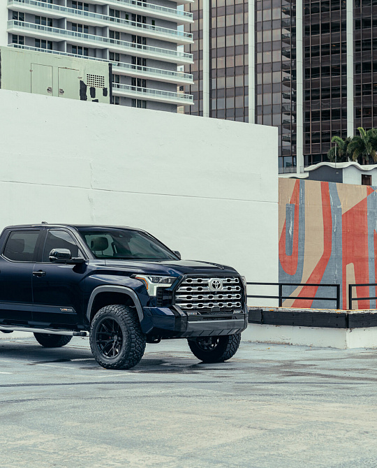 Фото дисков HF6-4 Черный глянец на Toyota Tundra III