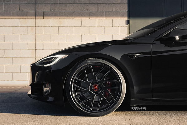 Фото дисков Strasse Wheels SM7T Deep Concave Черный глянец на Tesla Model S