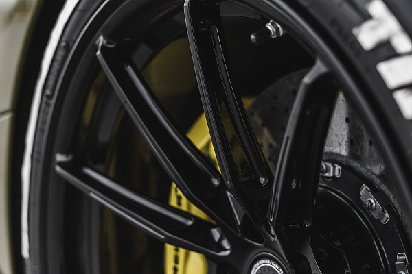 Фото дисков Brixton Forged R11-R Черный глянец на McLaren 720S