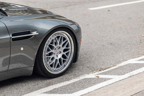 Фото дисков HRE 300 Серебро на Aston Martin Vantage 3