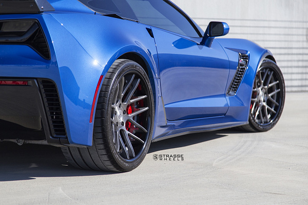 Фото дисков Strasse Wheels SM7 Deep Concave Сатиновый темный лак на Chevrolet Corvette C7