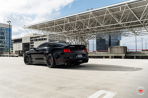 Фото дисков Vossen M-X2 Черный глянец на Ford Mustang VI