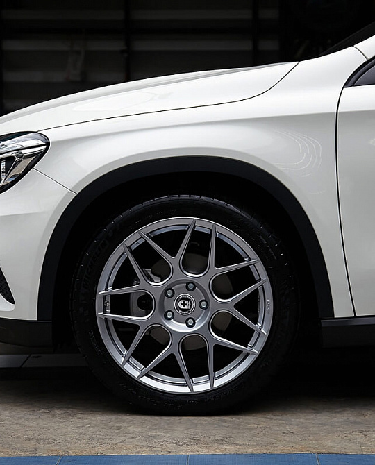 Фото дисков FF01 Серебро на Mercedes-Benz GLA (X156)