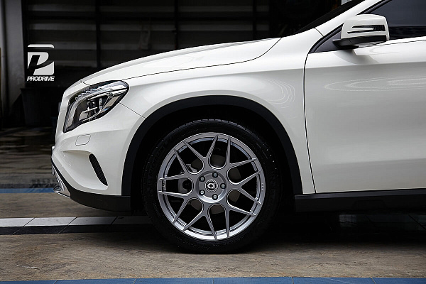 Фото дисков HRE FF01 Серебро на Mercedes-Benz GLA (X156)
