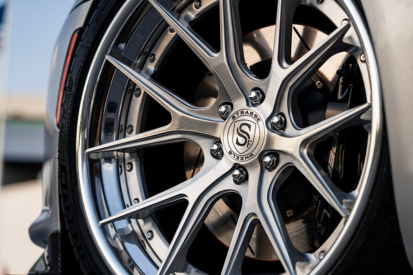 Фото дисков Strasse Wheels SM6R Deep Concave FS Глянцевый лак на Dodge Viper