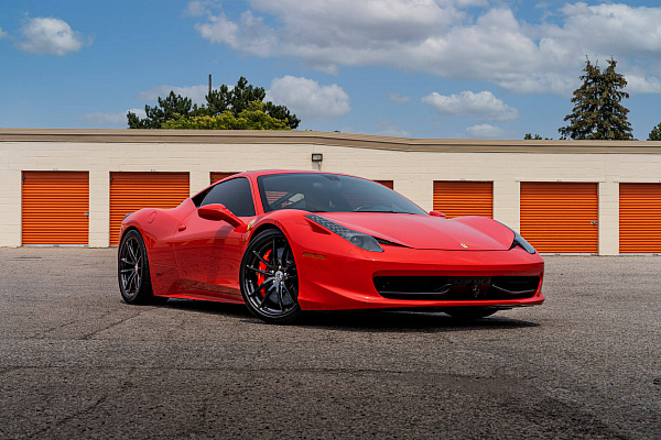 Фото дисков HRE P104 Черный глянец на Ferrari 458