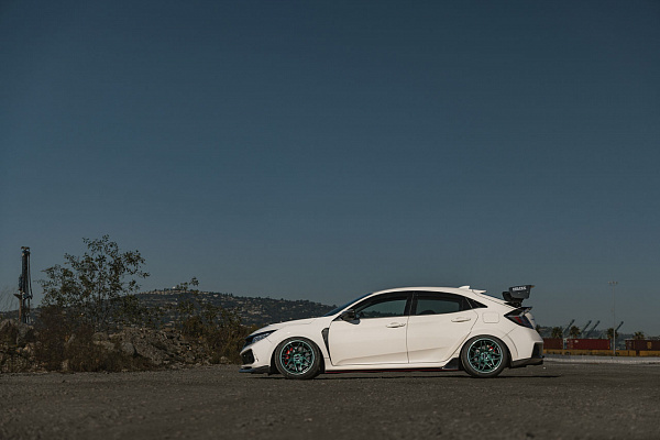 Фото дисков Motegi Racing MR158 TSUBAKI Другой цвет на Honda Civic Type R FK8