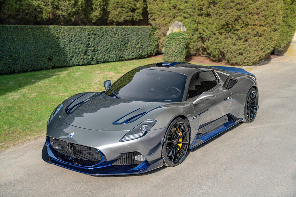 Фото дисков AL13 R10 Черный глянец на Maserati MC20