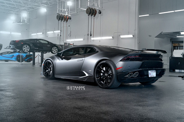 Фото дисков Strasse Wheels SV1 Deep Concave Monoblock Черный глянец на Lamborghini Huracan